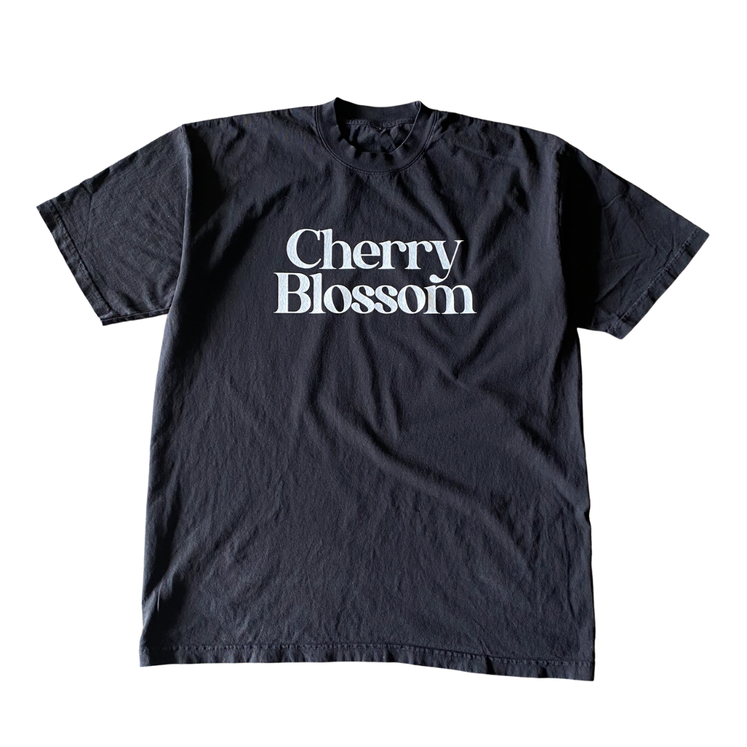 Kirschblüten-Text-T-Shirt