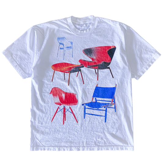 T-Shirt mit mehreren Stühlen